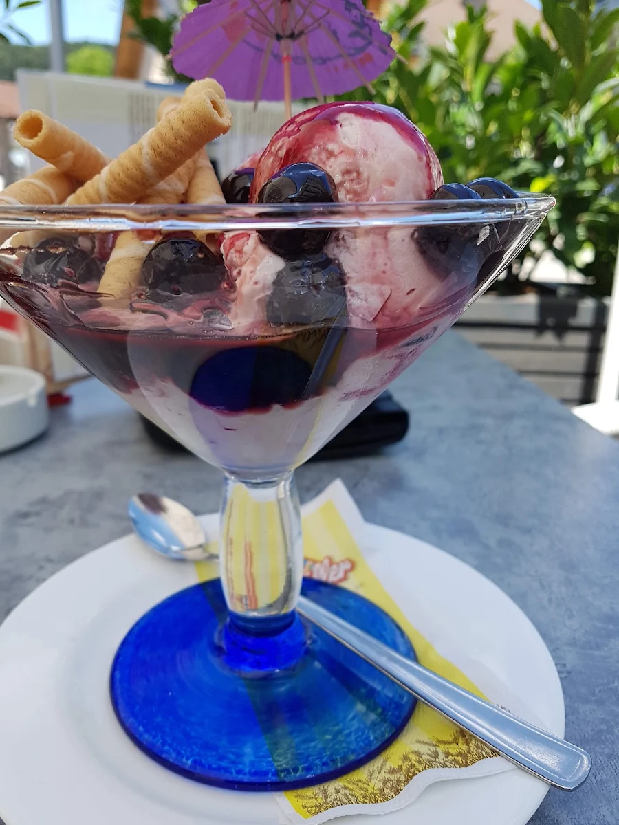Joghurt Amarena Becher