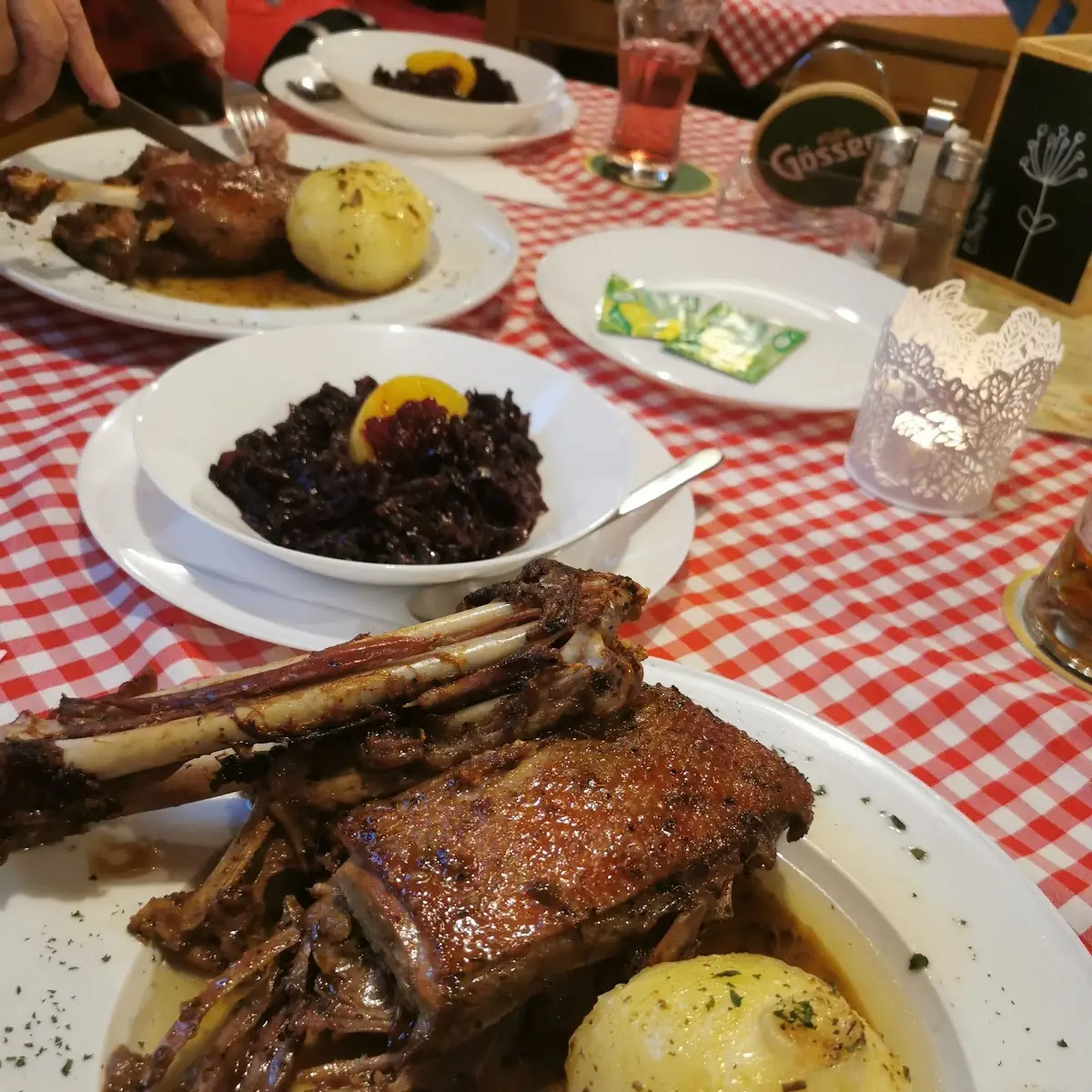 Gansl Mit Rotkraut Und Erdäpfelknödel