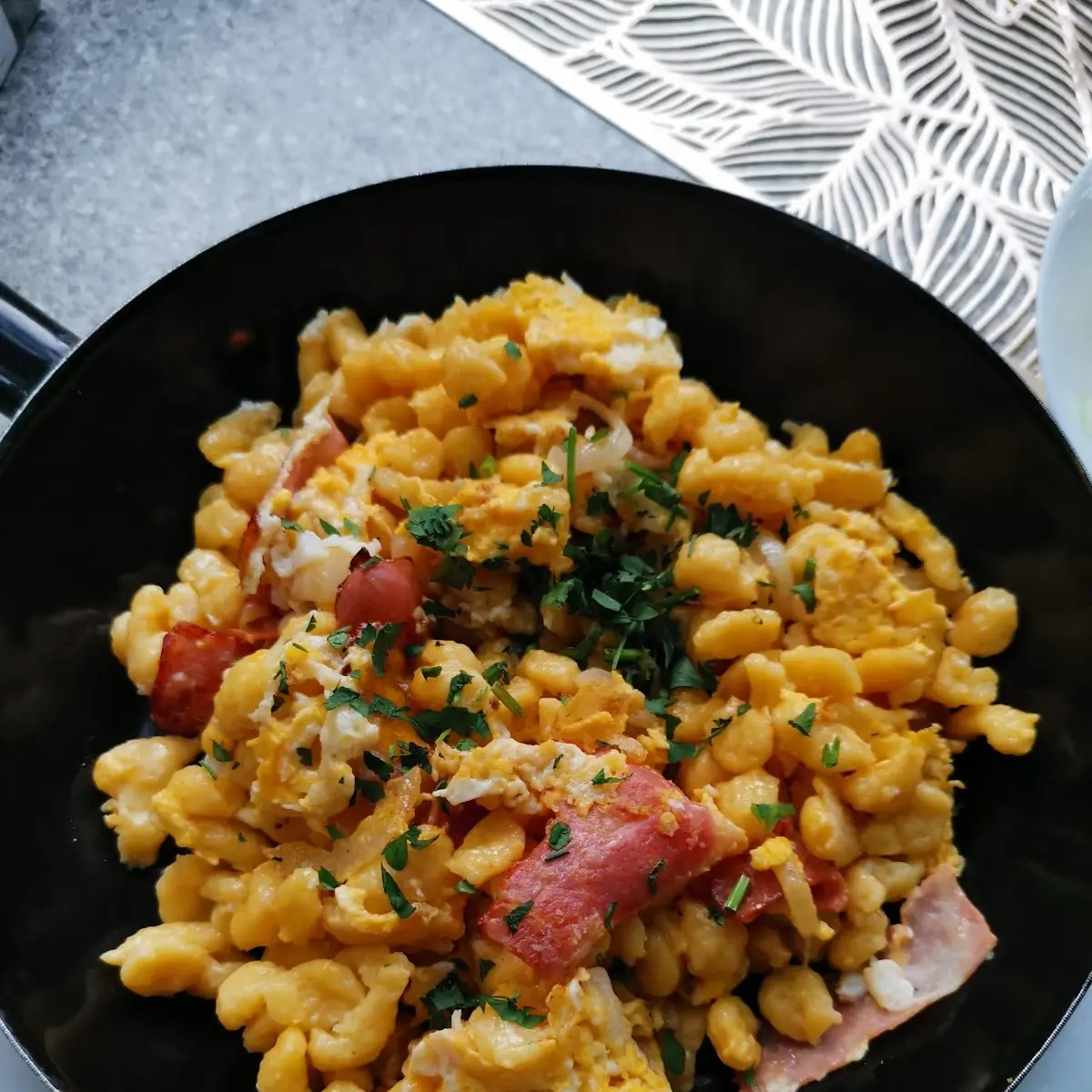 Vorarlbergerspätzle Mit Zwiebel Speck Und Ei Grüner Salat