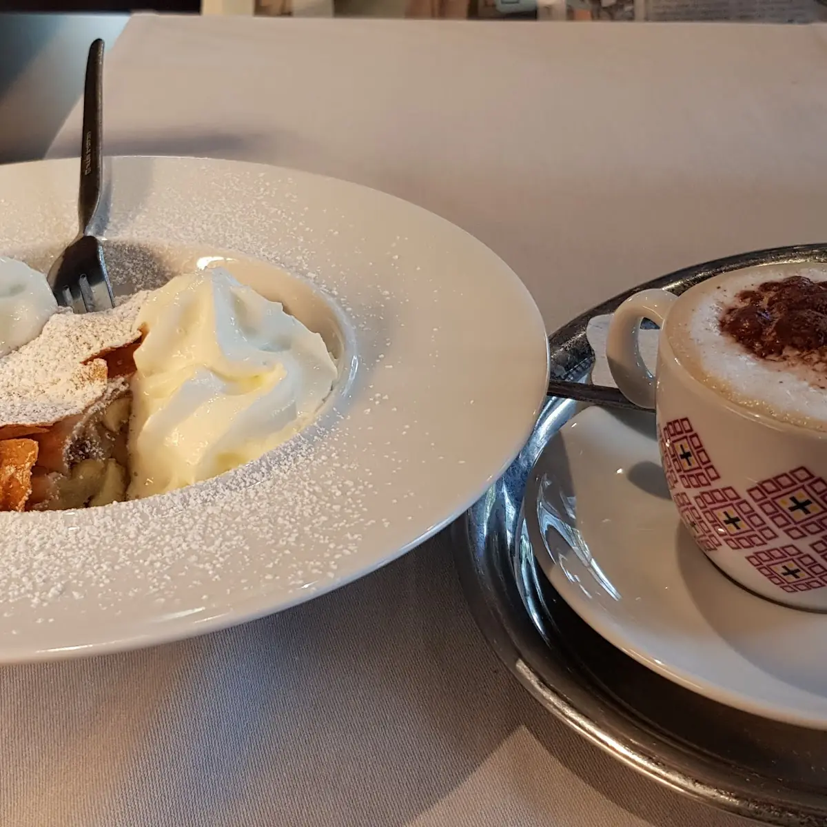Cappuccino Und Apfelstrudel