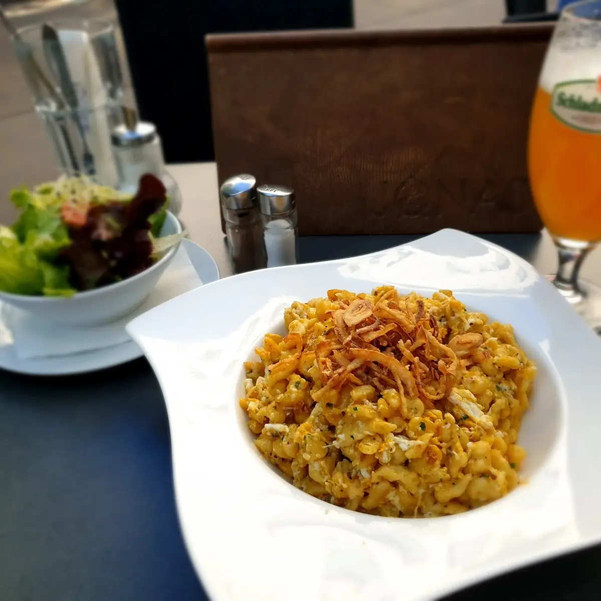 Eiernockerl Mit Salat Und Ein Schladminger Biozwickl Vom Fass