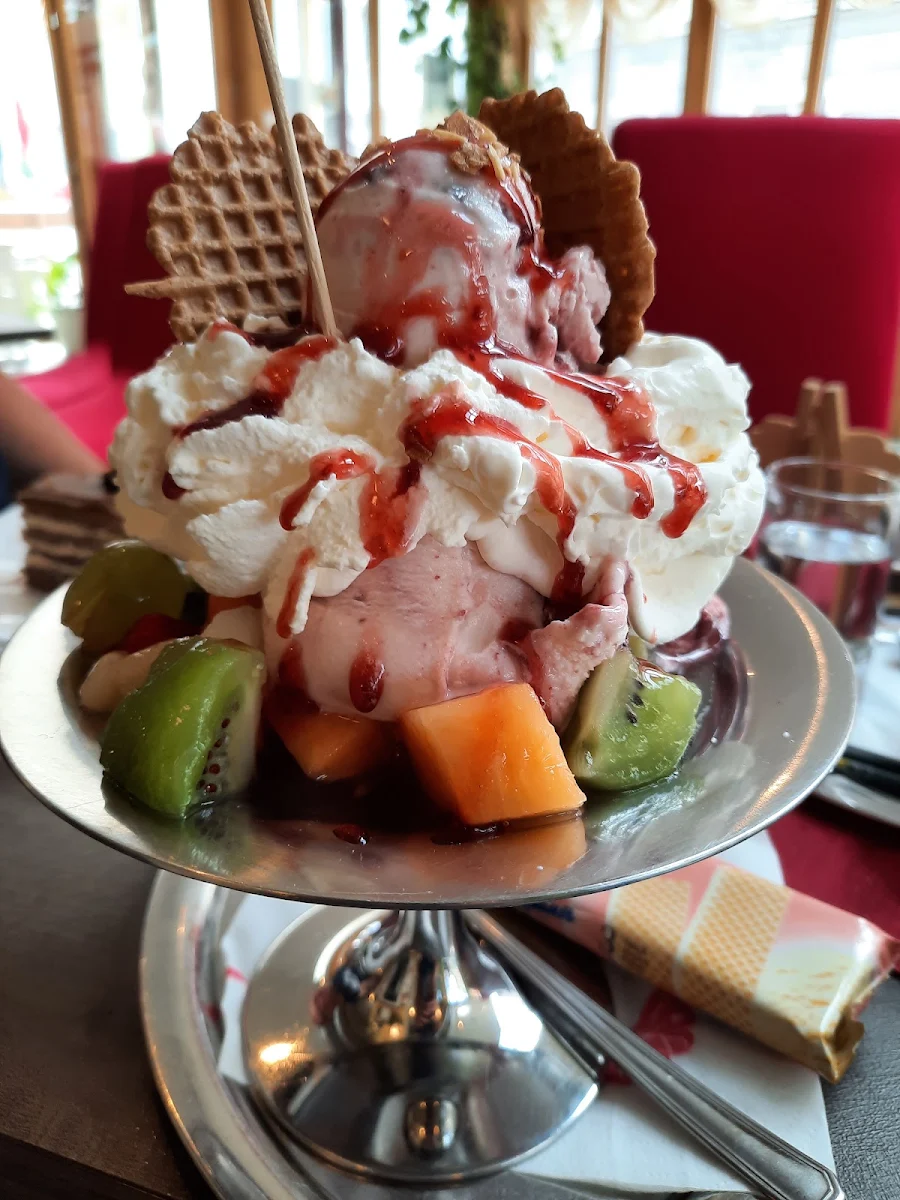 Eisbecher Mit Früchten