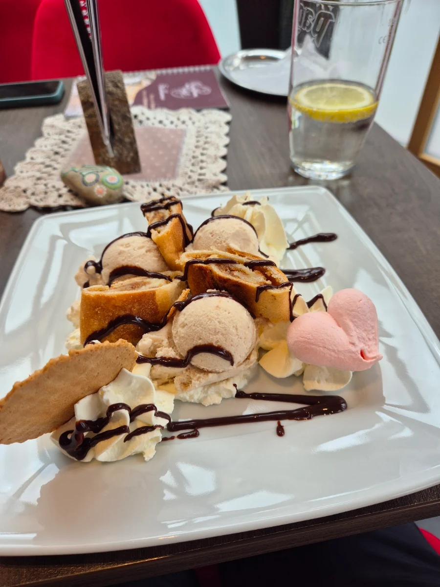 Gesäusekipferl Becher