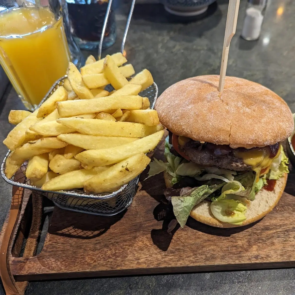 Burger Mit Pommes Frites
