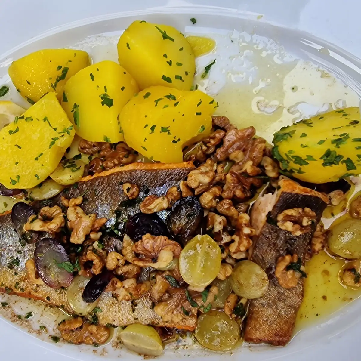 Lachsforelle Mit Nüssen