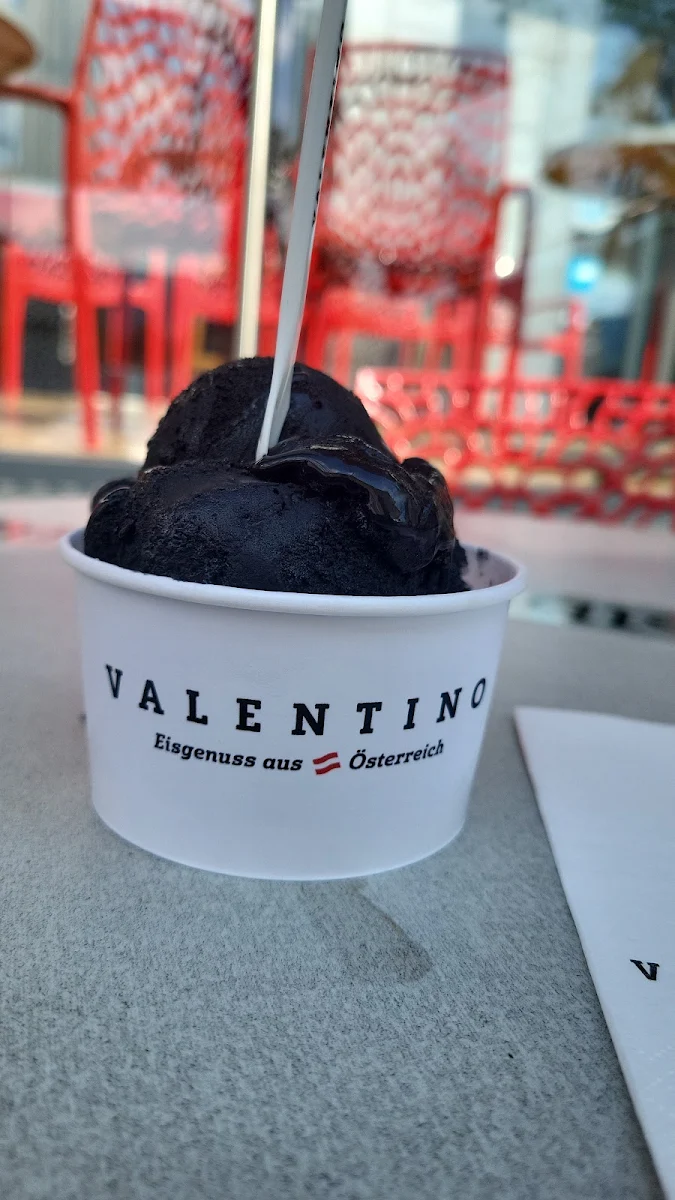 Black Vanilla Eis Mit Mohn Kirsche