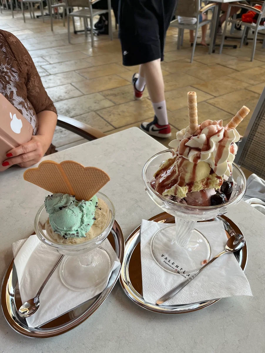 Gemischtes Eis & Amarena Becher
