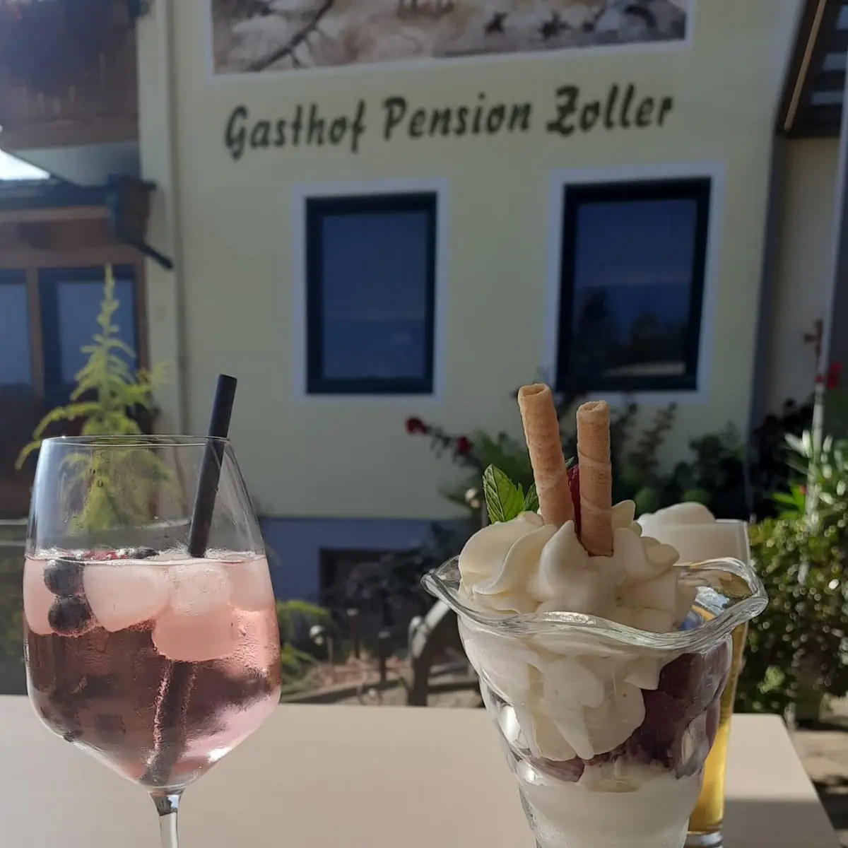 Lillet-beere Und Gem Eis Mit Schlag