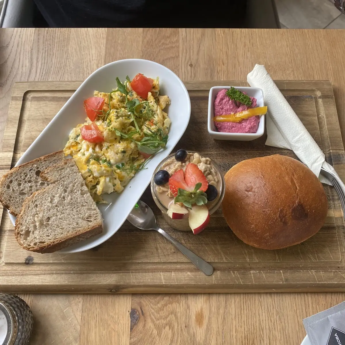 Rührei Mit Räucherlachs Buntem Paprika Rote Zwiebel Tomatenwürfel & Schafskäse