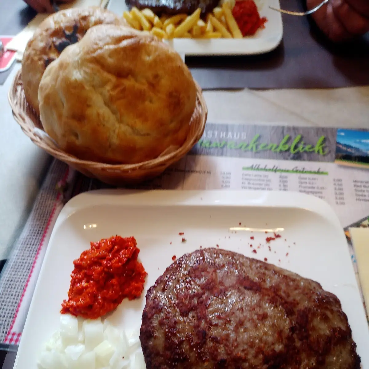 Pljeskavica Mit Käse Gefüllt