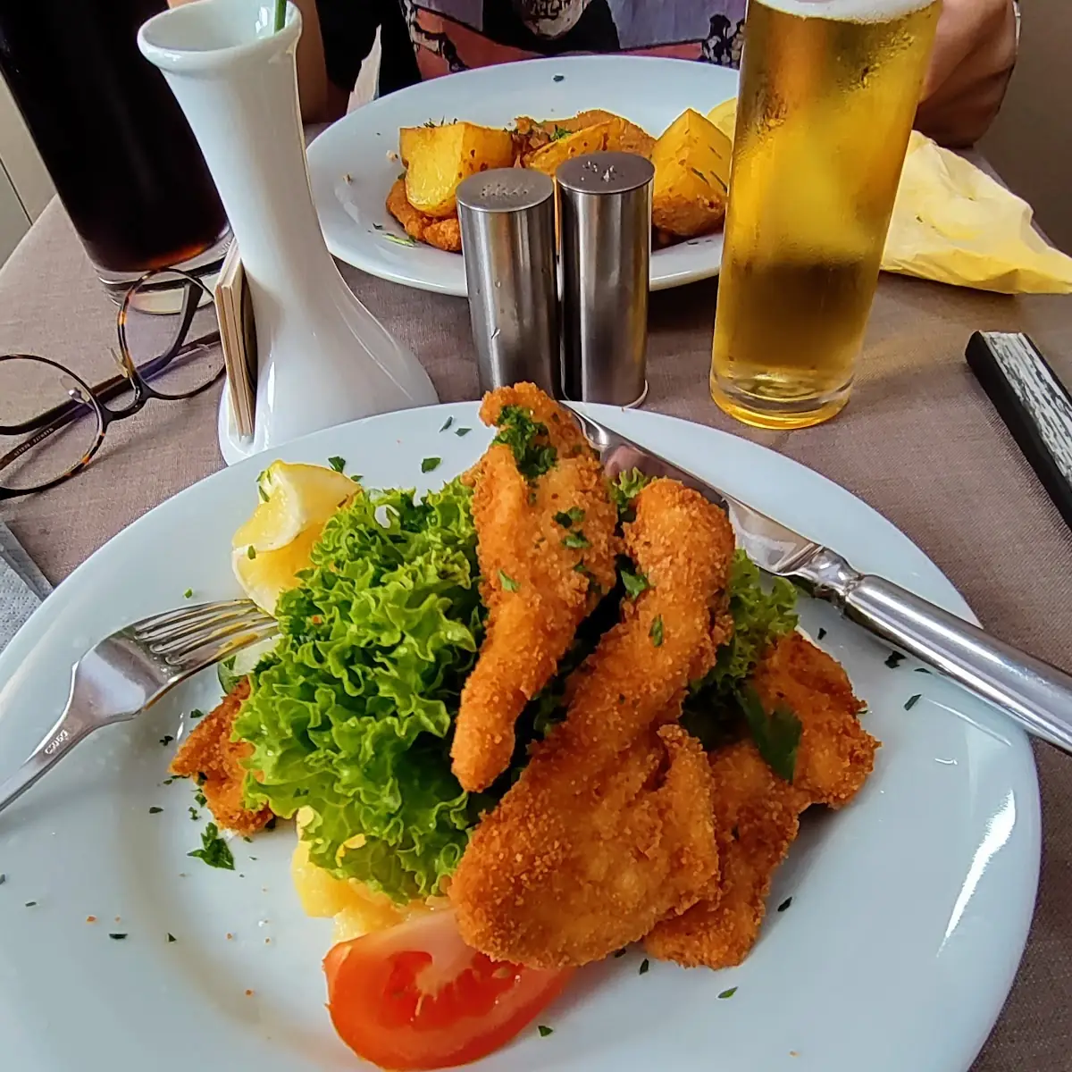 Backhendel Auf Blattsalat