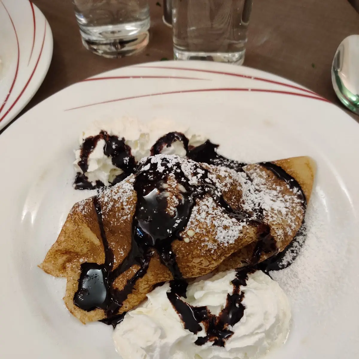 Crêpes Avec Glace Au Chocolat Et Crème Fouettée