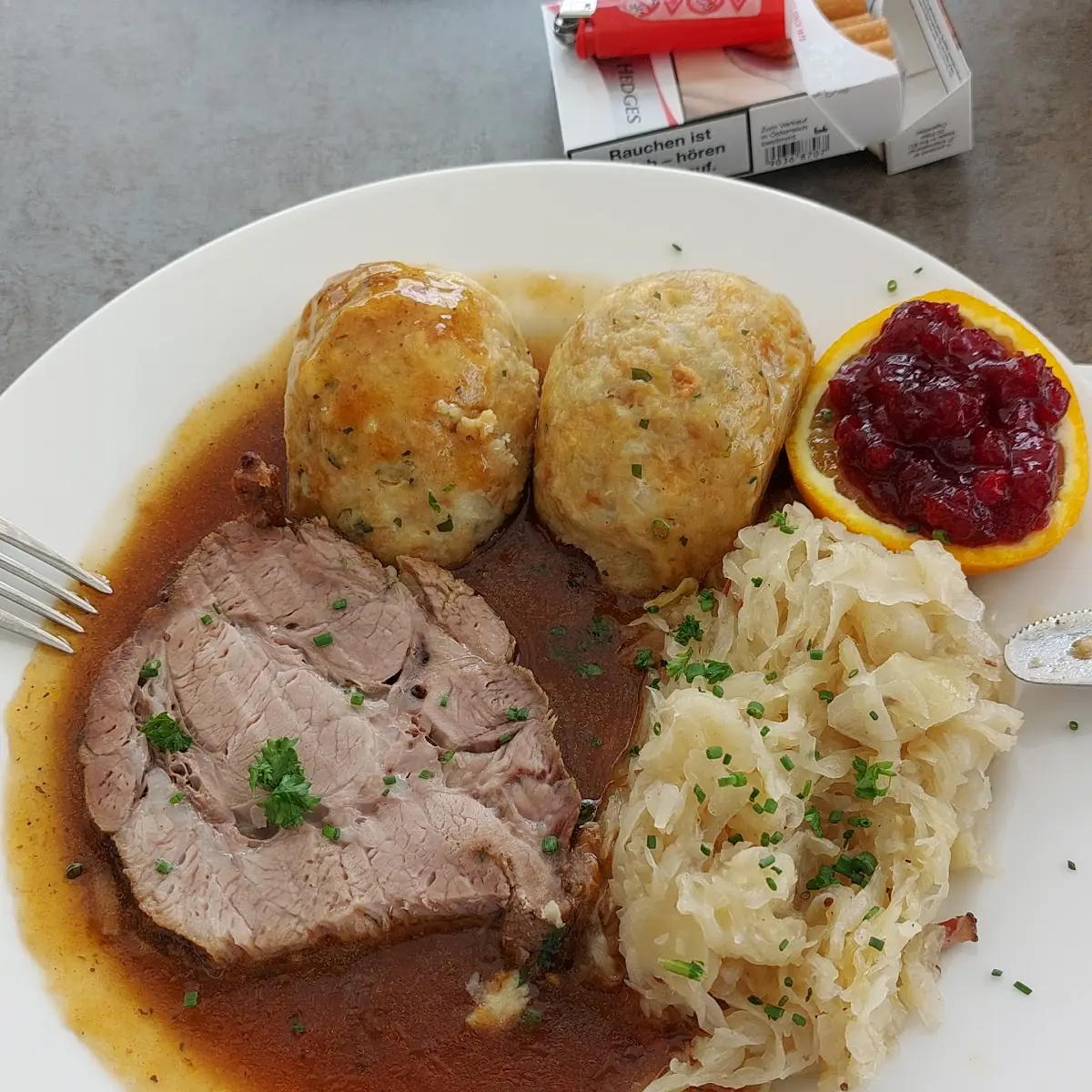 Schweinebraten Mit Knödel Und Sauerkraut