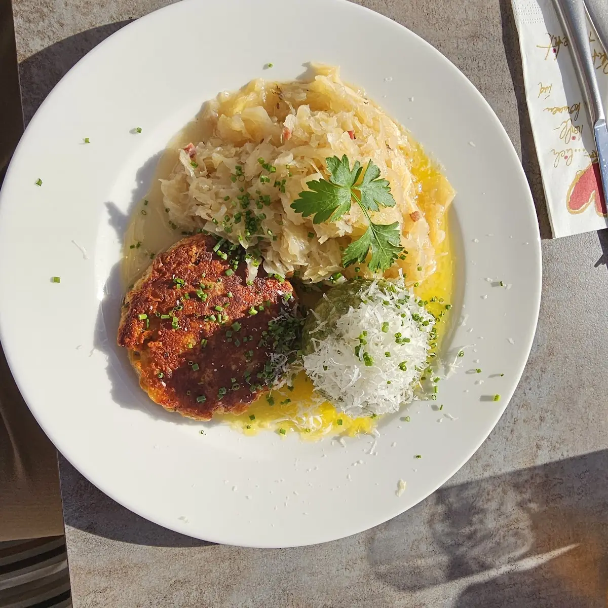 Spinat Und Kaspressknödelmit Kraut