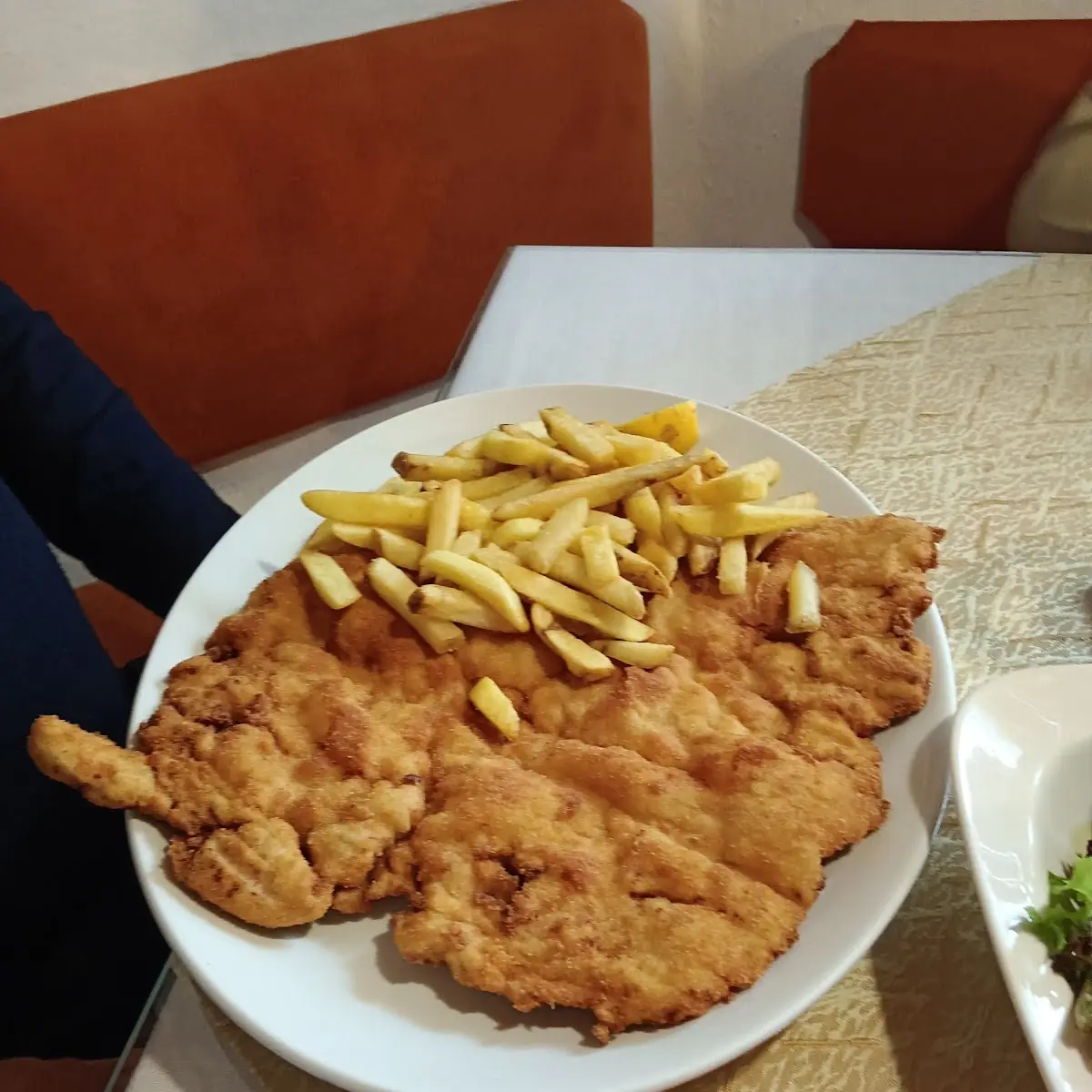 Riesen Wiener Mit Pommes Frites