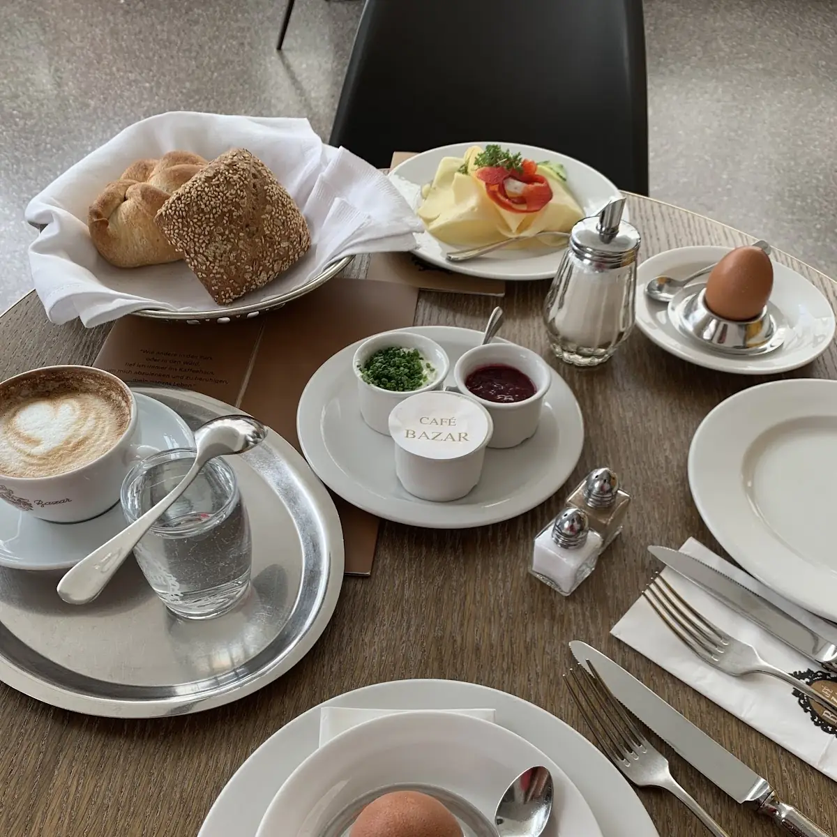 Frühstück Schinkensemmel Würsteleierspeise Karoten-selerie Saft Cappuccino Espresso