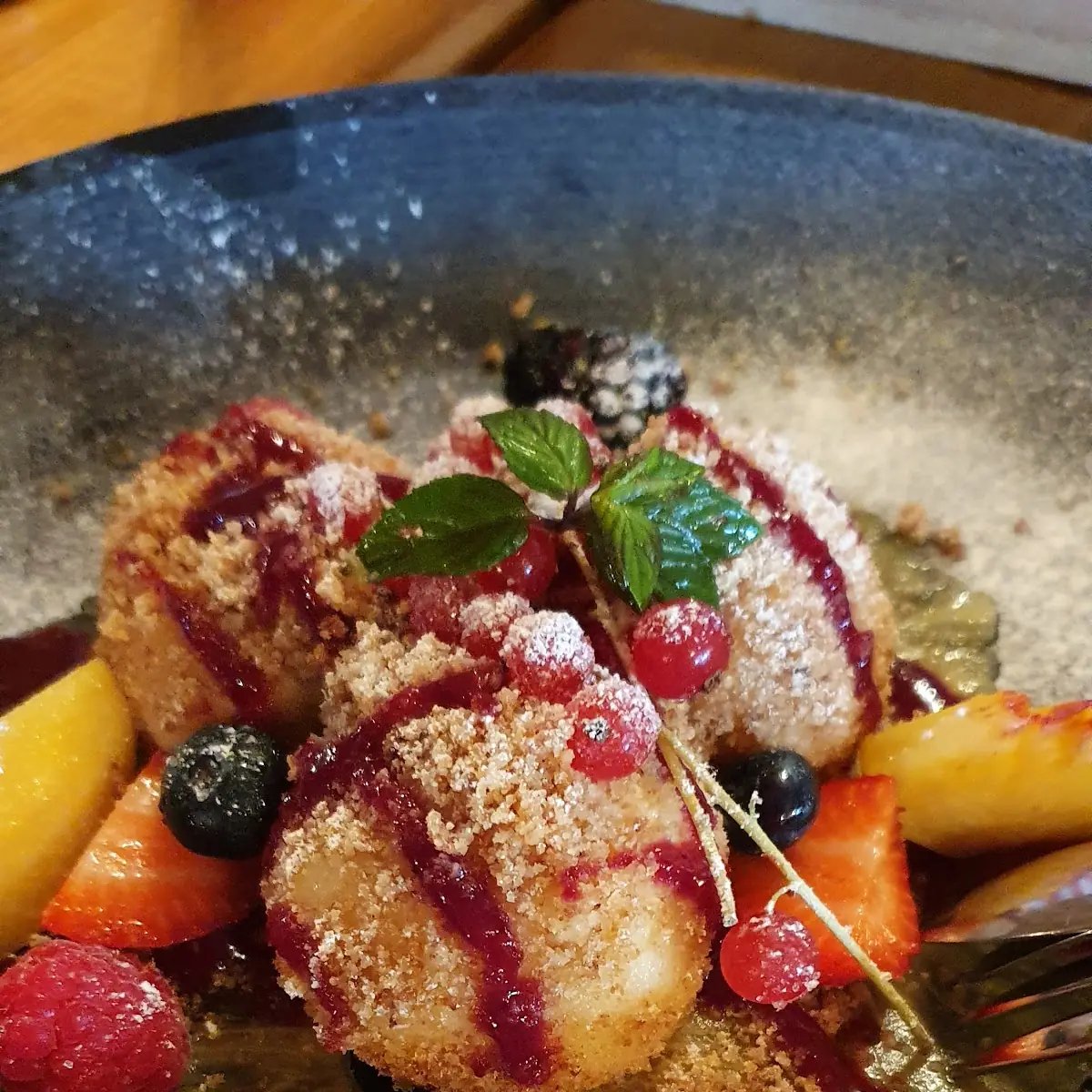 Topfenknödel Mit Rumkugel-füllung Und Früchten, Papa's Steakhaus
