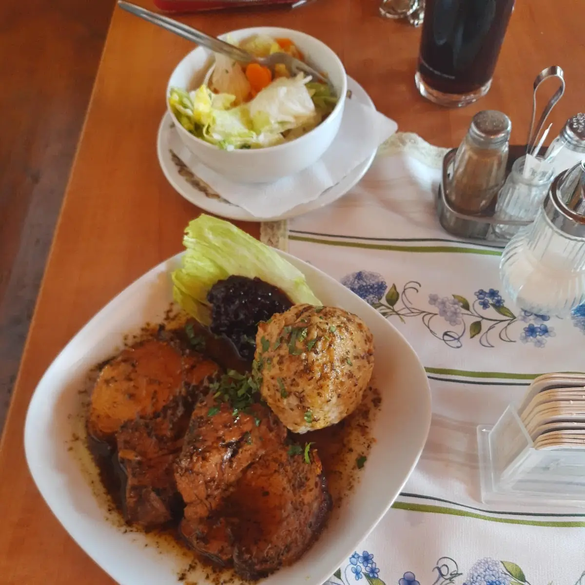 Schweinsbraten Mit Semmelknödel Und Salat