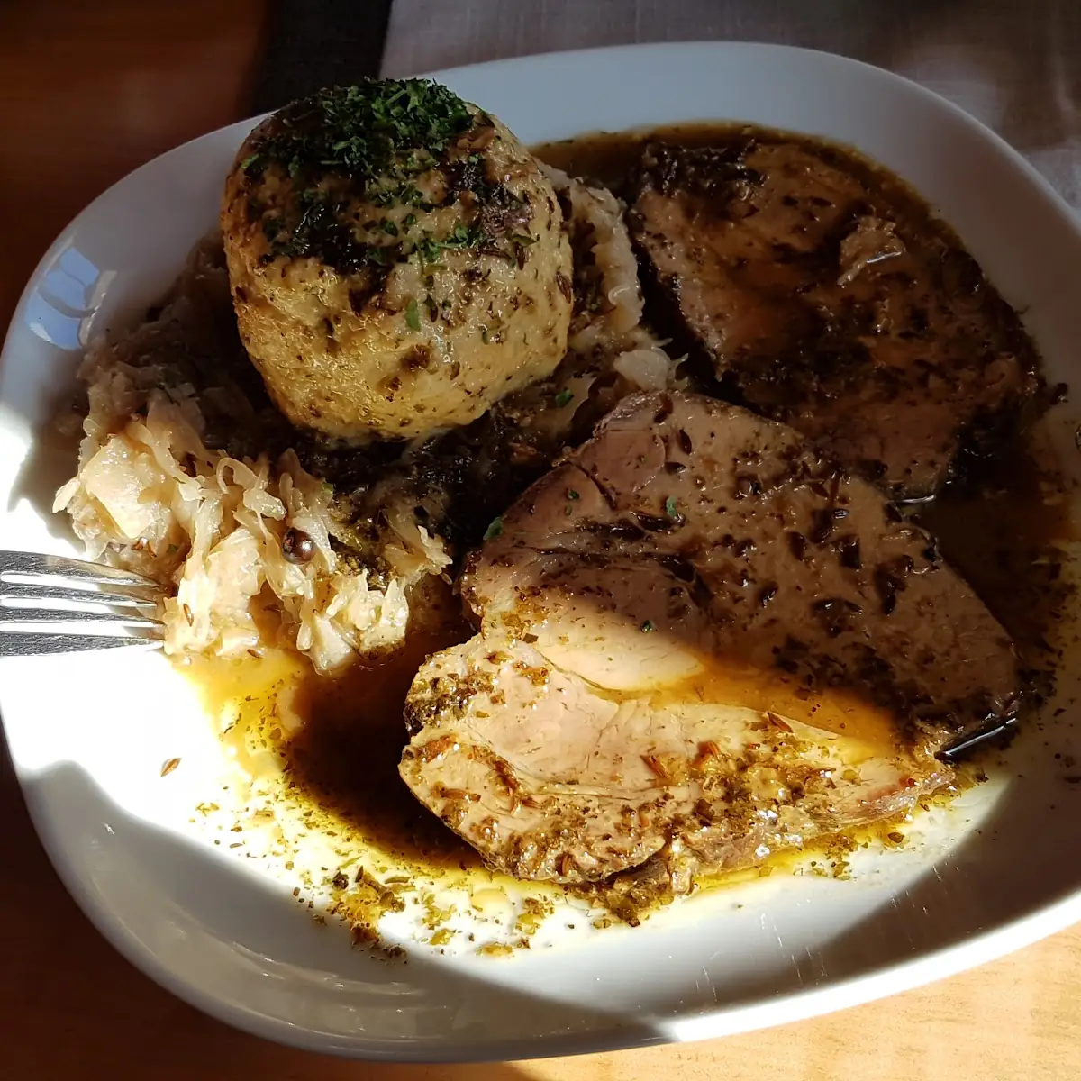 Schweinsbraten Mit Semmelknödel Und Sauerkraut