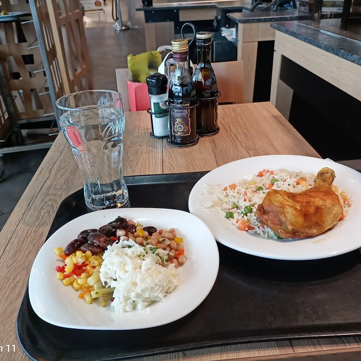 Reis Mit Hühnerschenkel Und Salatteller