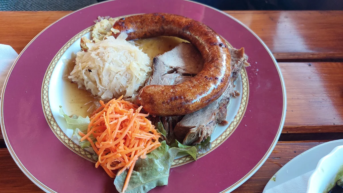Erdäpfelwurst Mit Schweinebraten Und Sauerkraut