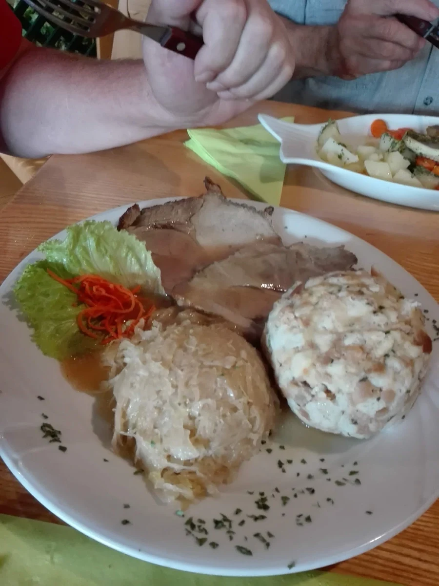 Schweinsbraten Mit Knödel Und Kraut