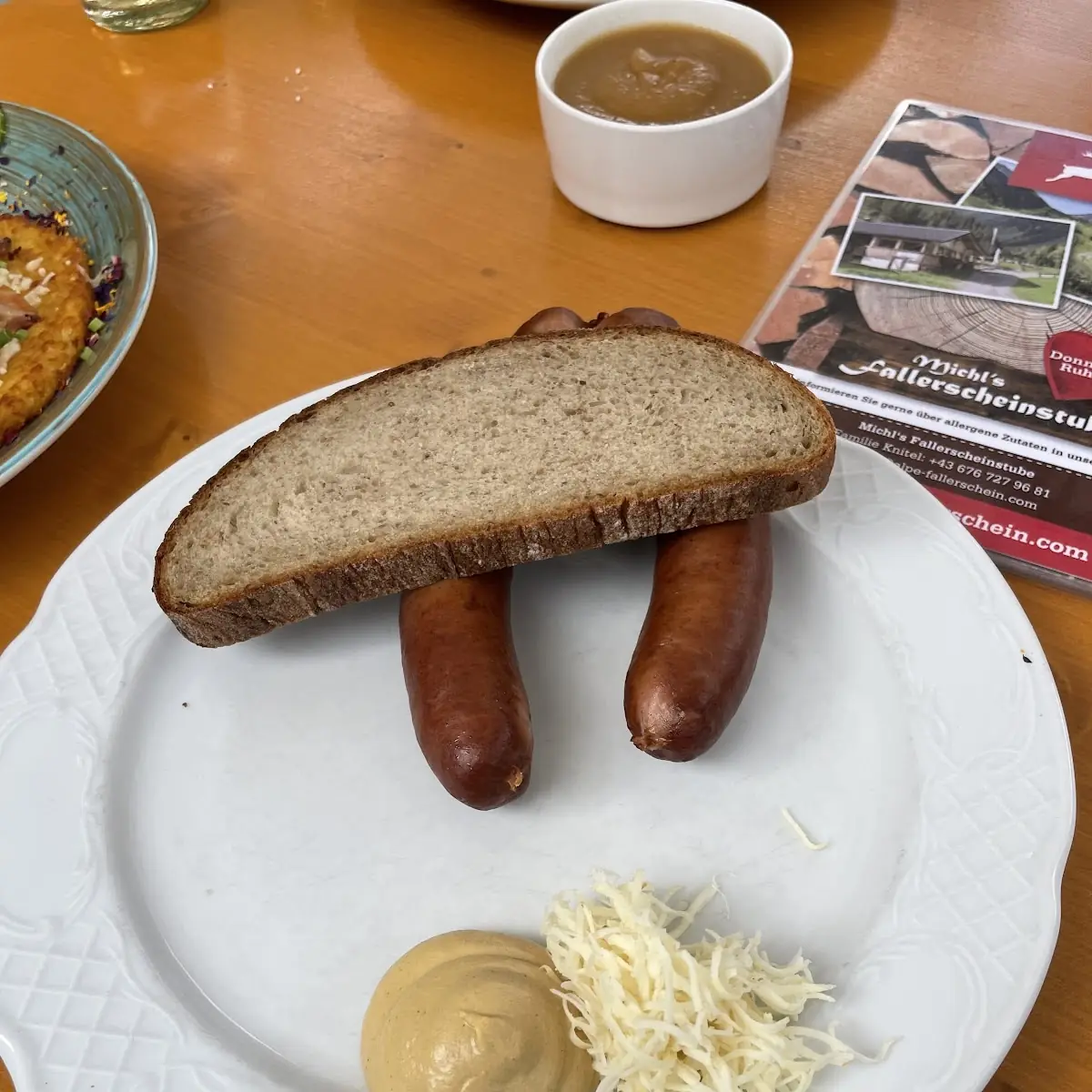 Ein Paar Hauswürste Mit Brot