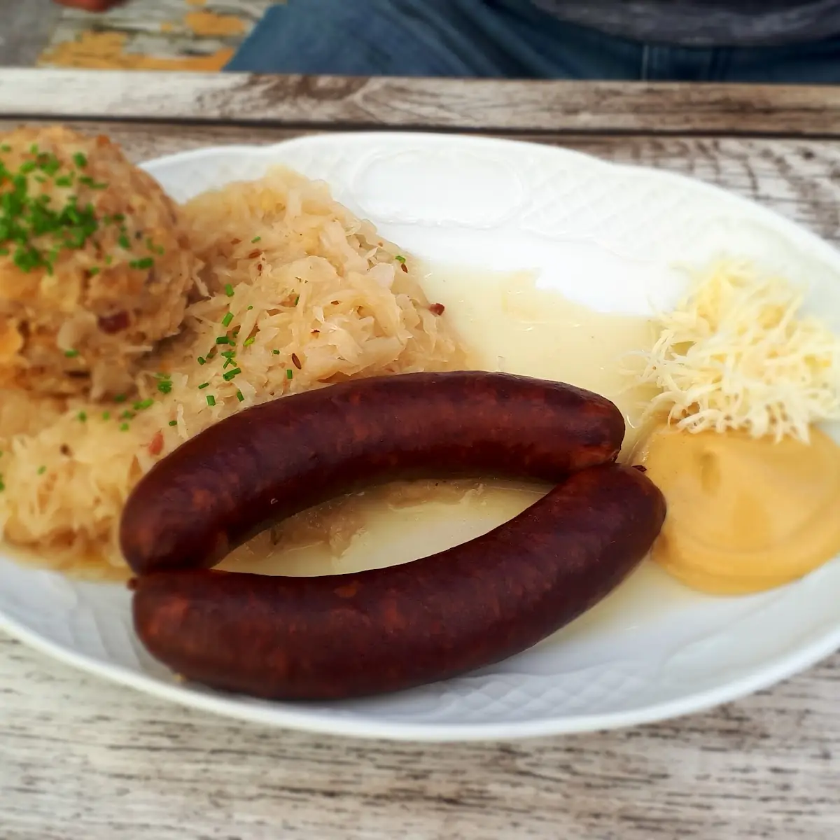 Hausgemachte Geräucherte Bratwurst Mit Kraut Und Speckknödel