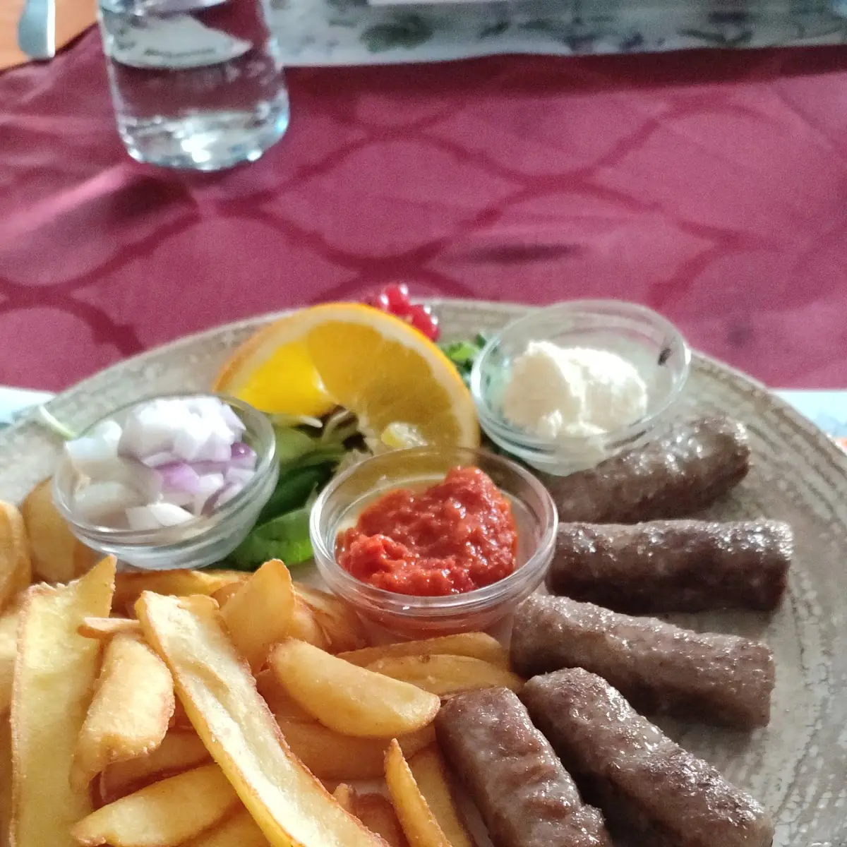 Ćevapčići Mit Ajvar Und Kaymak Sowie Pommes