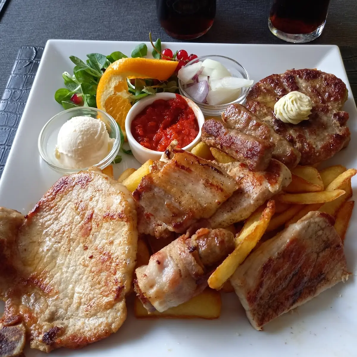 Gemischter Grillteller Mit Beilage