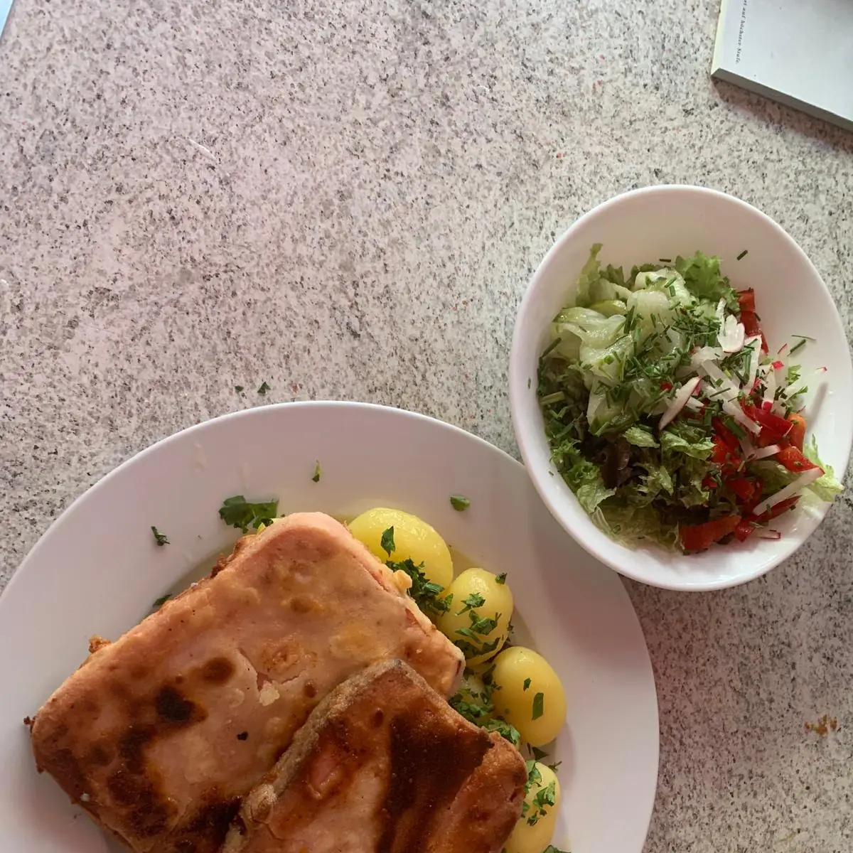 Gebratener Leberkäse Mit Petersilienkartoffeln Und Salatteller