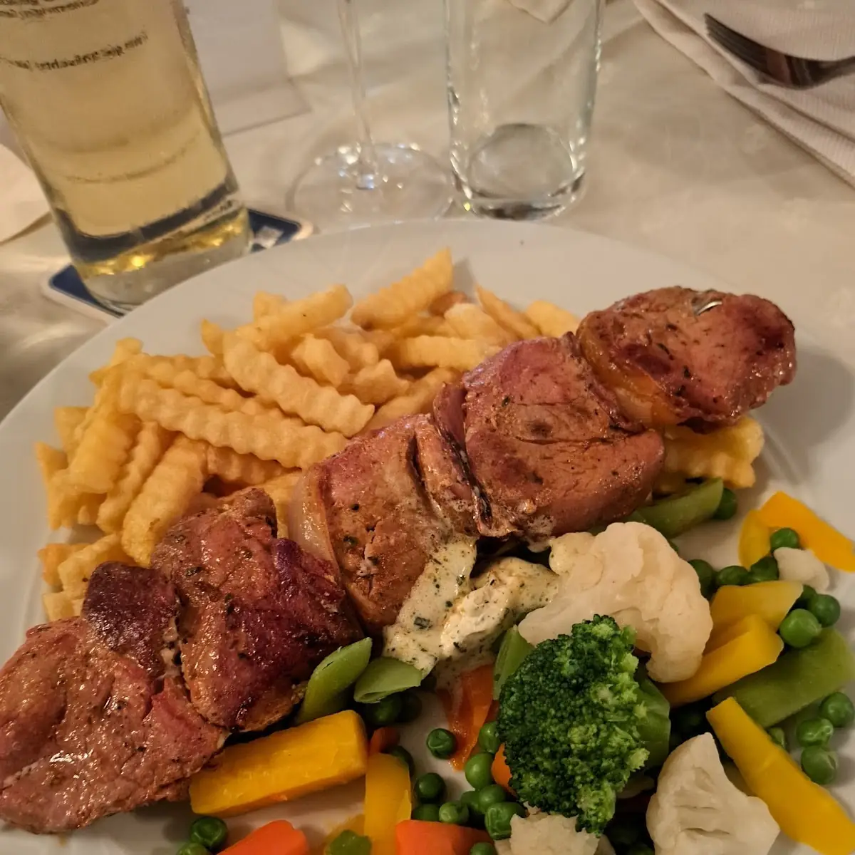 Filetspieß Mit Gemüse U Pommes