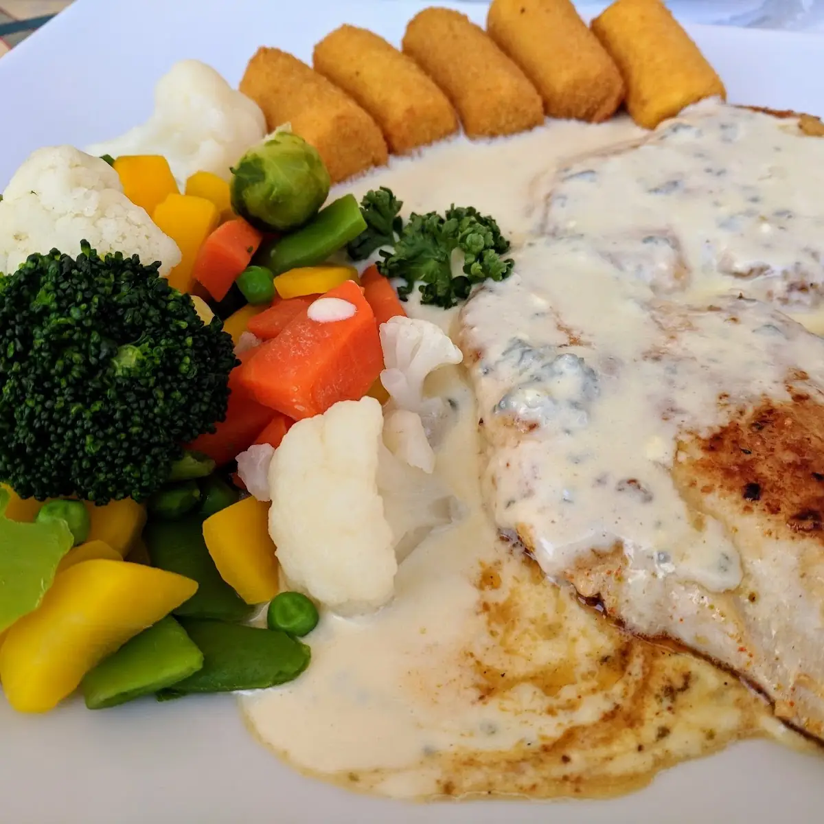 Landhendlfilet Auf Gorgonzolarahmsoße