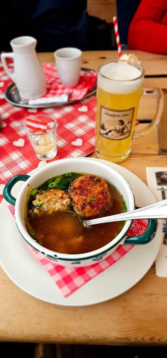 Speckkäseknödelsuppe