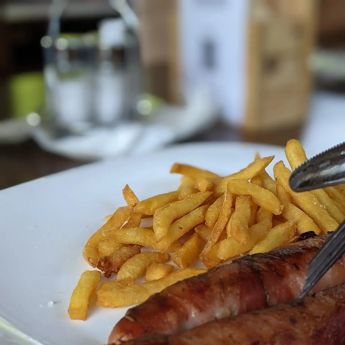 Berner Würstl Mit Pommes