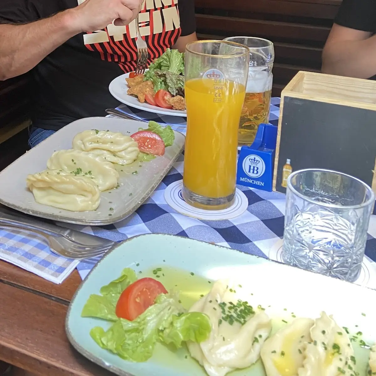 Nudeln Und Salat Mit Hähnchen