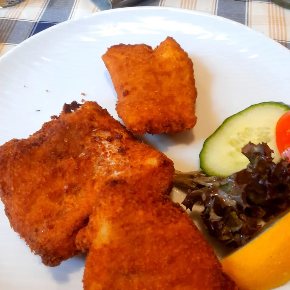 Kleine Portion gebackener Kabeljau mit Erdäpfelsalat
