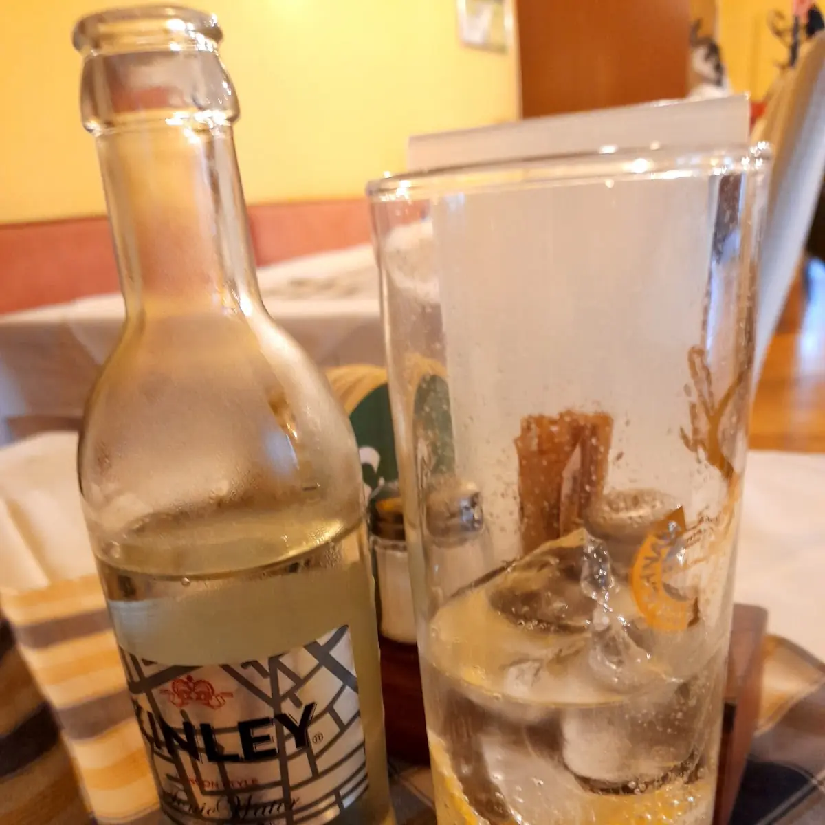 Kinley Tonic Mit Eis & Zitrone
