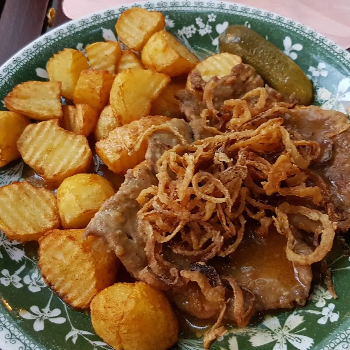 Erdäpfelsalat mit roten Zwiebeln.
