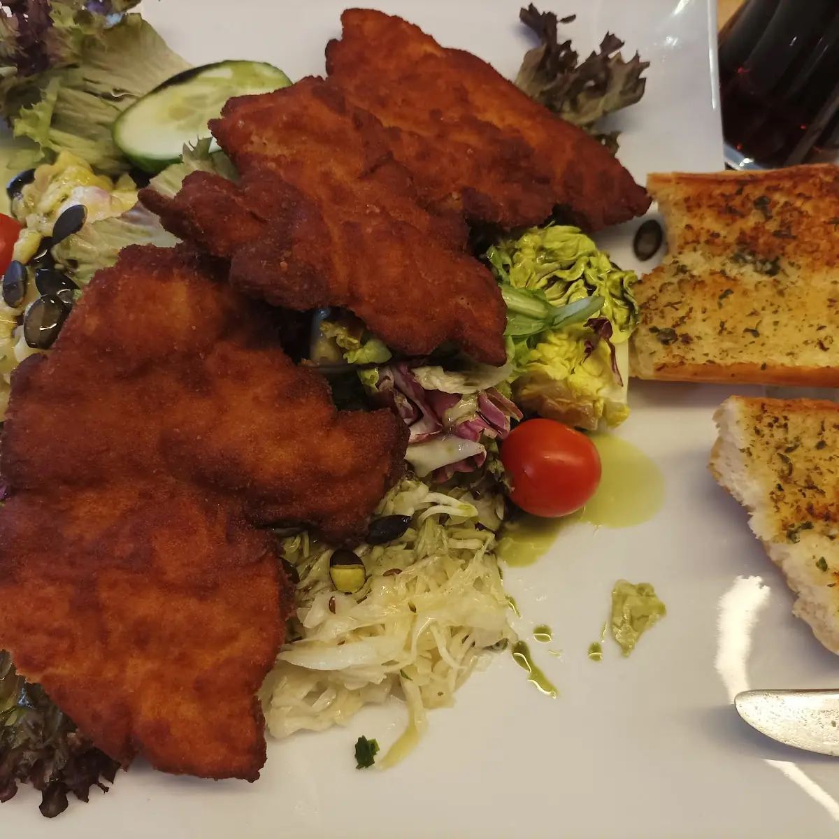 Backhänchensalat Mit Knoblauchbrot