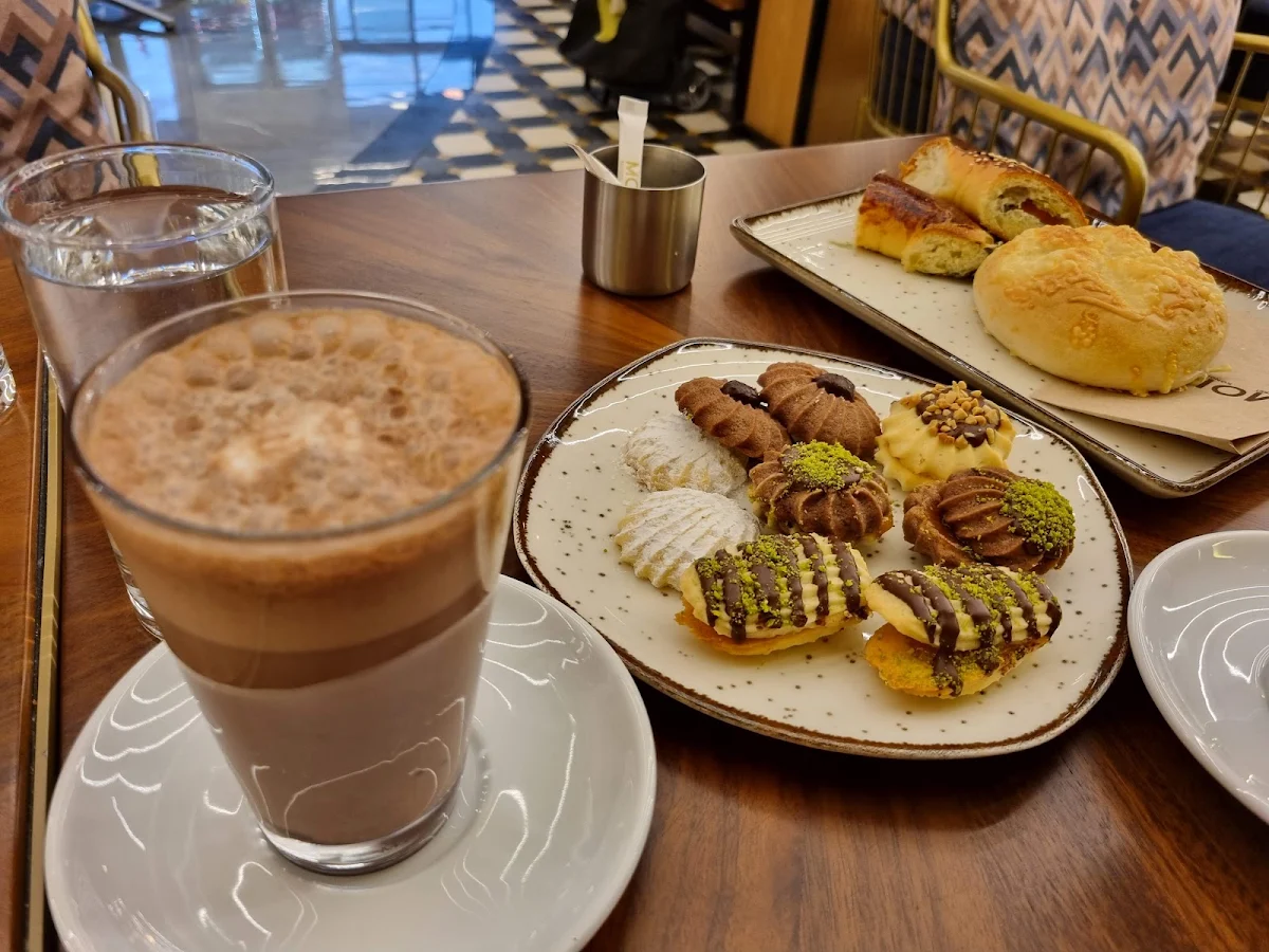 Hot Chocolate with Cookies