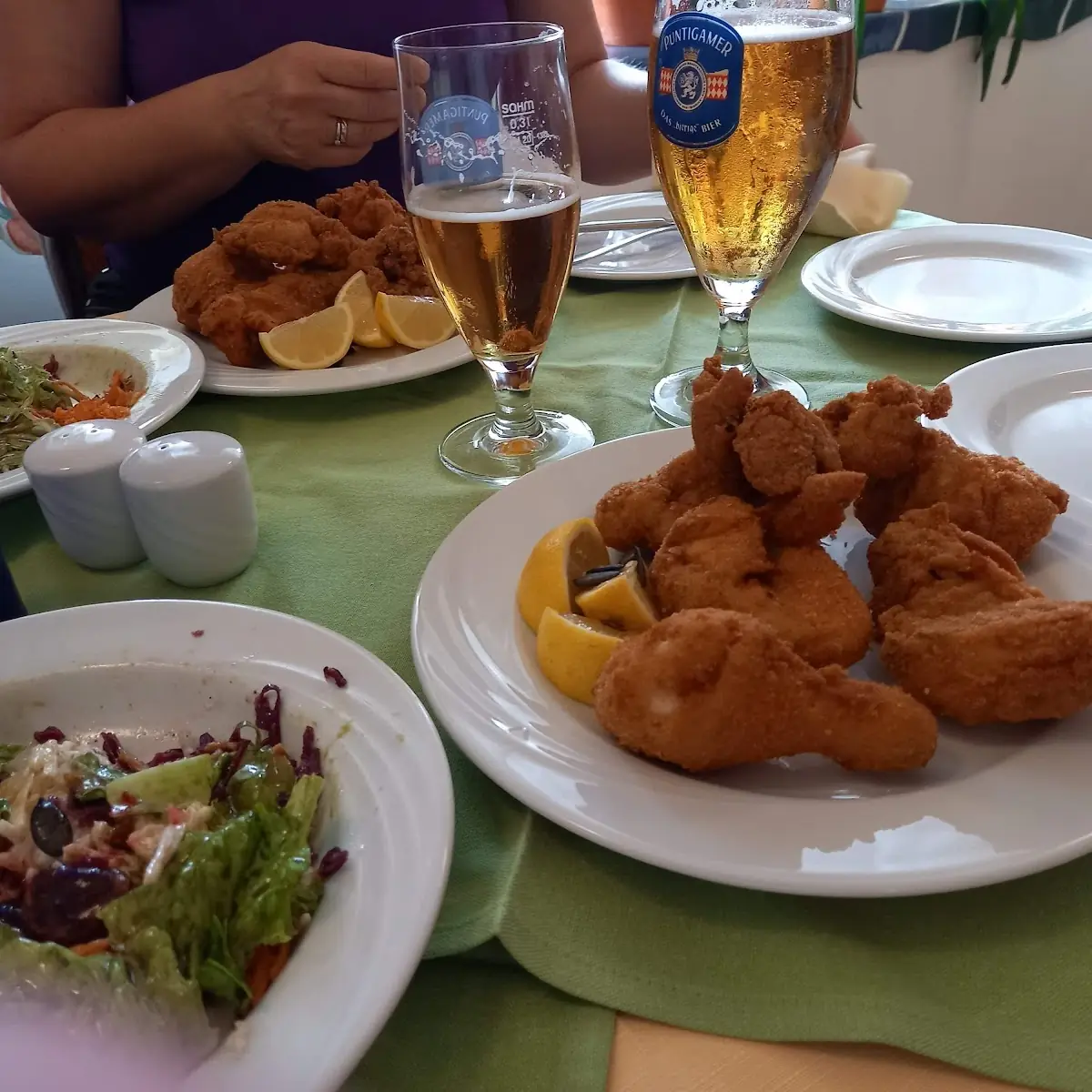 Steirisches Backhendl Und Gemischter Salat