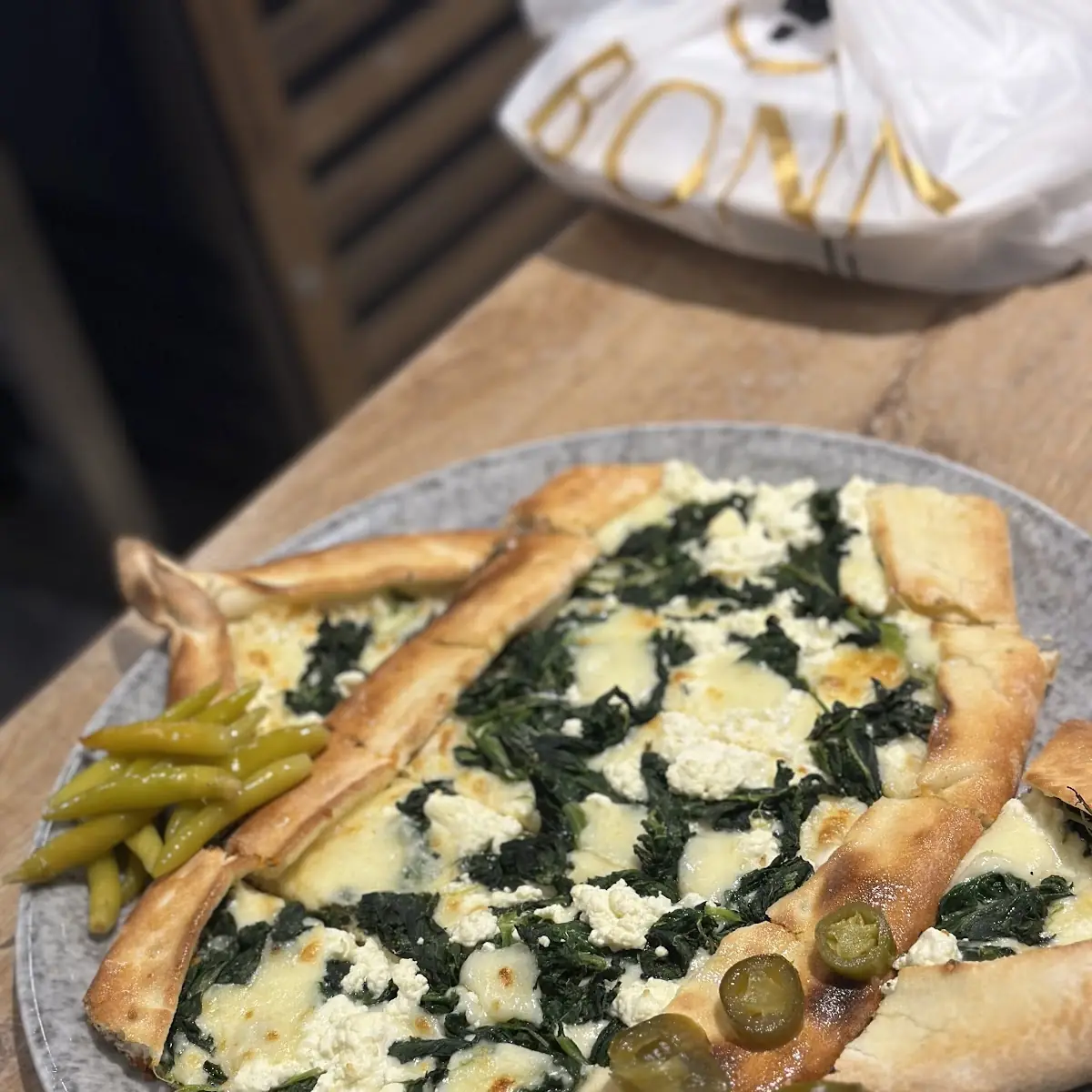 Pide Mit Spinat Und Käse