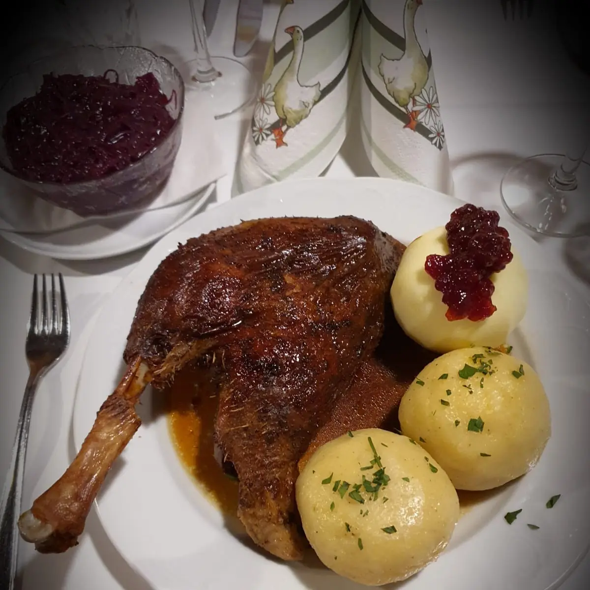 1 4 Martini Gansel Mit Zwei Erdapfel Knödel Und Rot Kraut