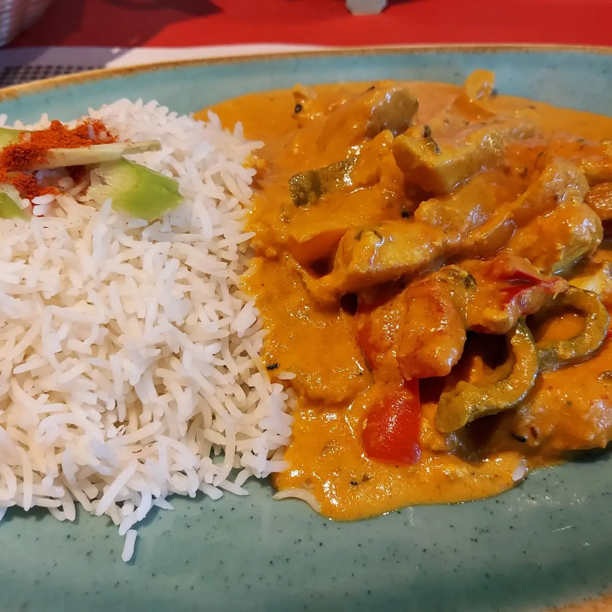 Indisches Hühnchen Mit Paprika Soße