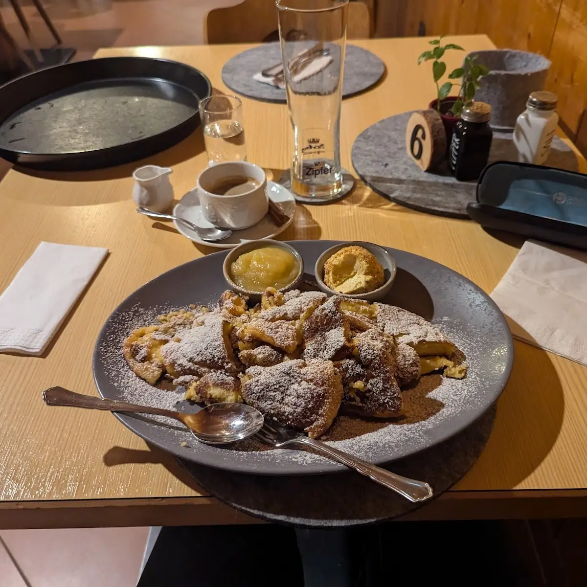 Kaiserschmarrn Mit Apfelmus Und Vanille Eis