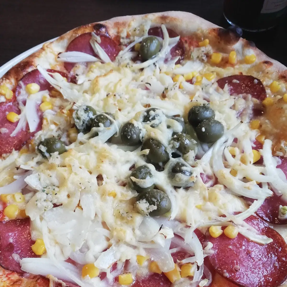 Salami Pizza Zwiebel Mais Oliven