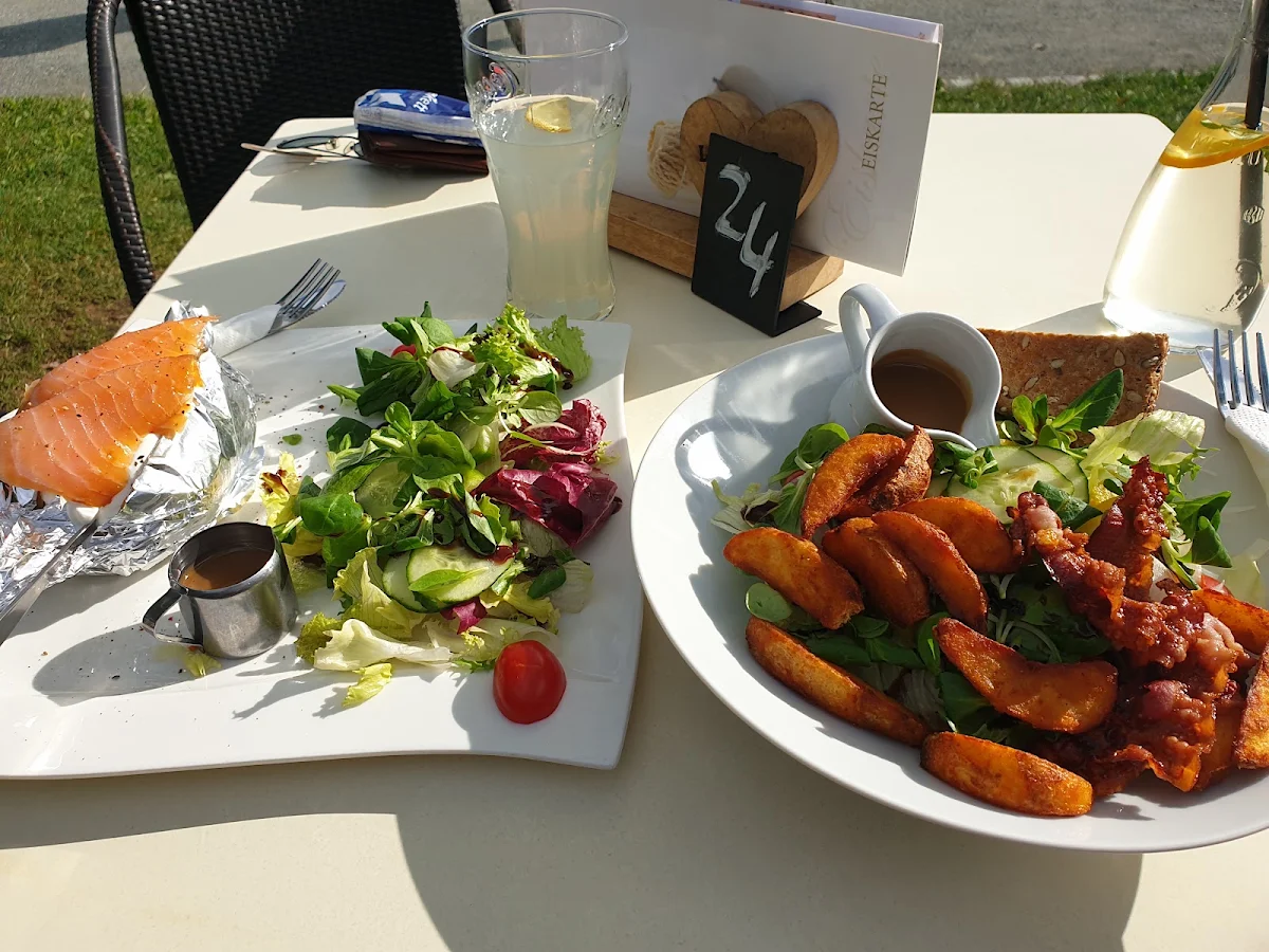 Bauernsalat Und Ofenkartoffel Mit Lachs