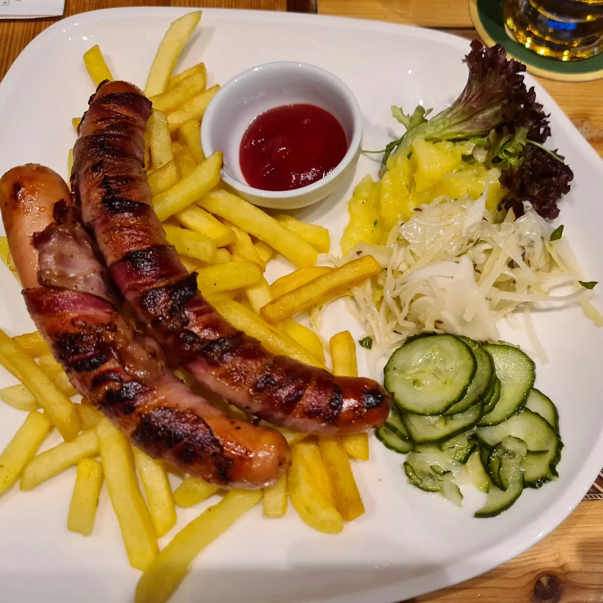 Berner Würstel Mit Pommes