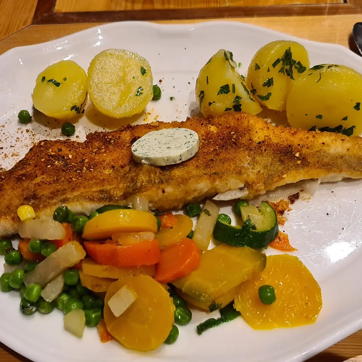 Gegrilltes Zander Mit Petersilkartoffeln Und Gemüse